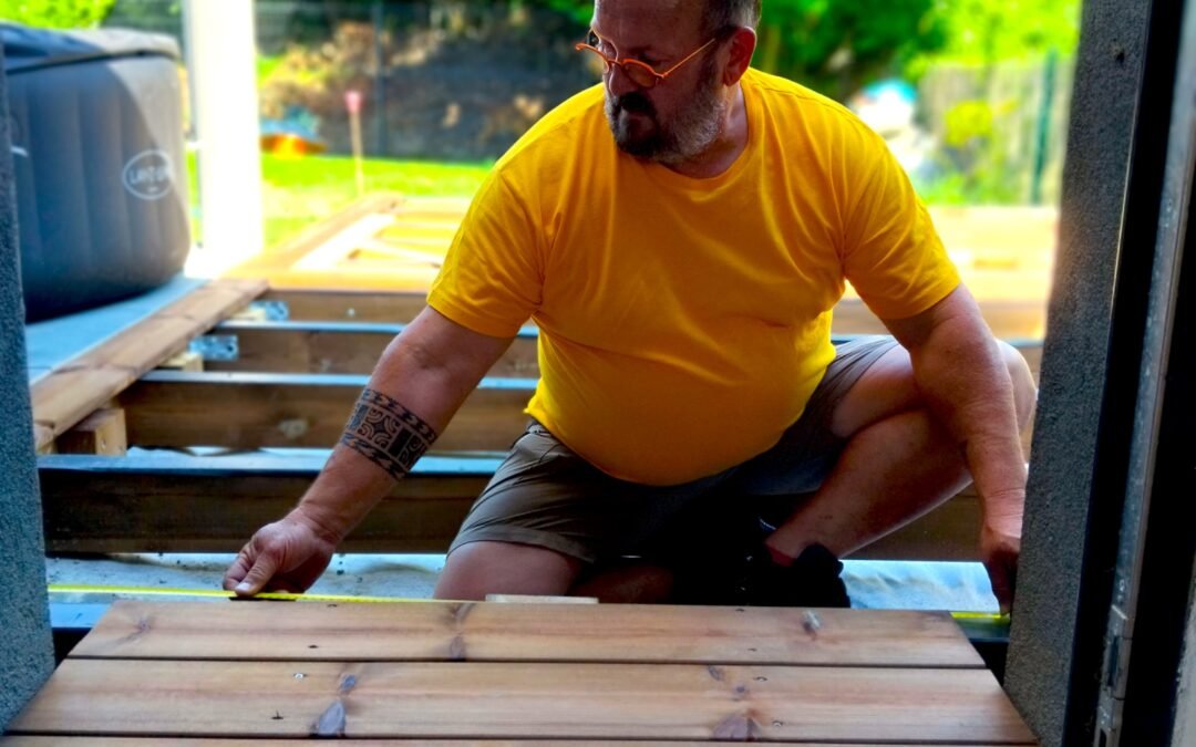 Aménager une terrasse en bois traité : le confort du salon, au cœur du jardin