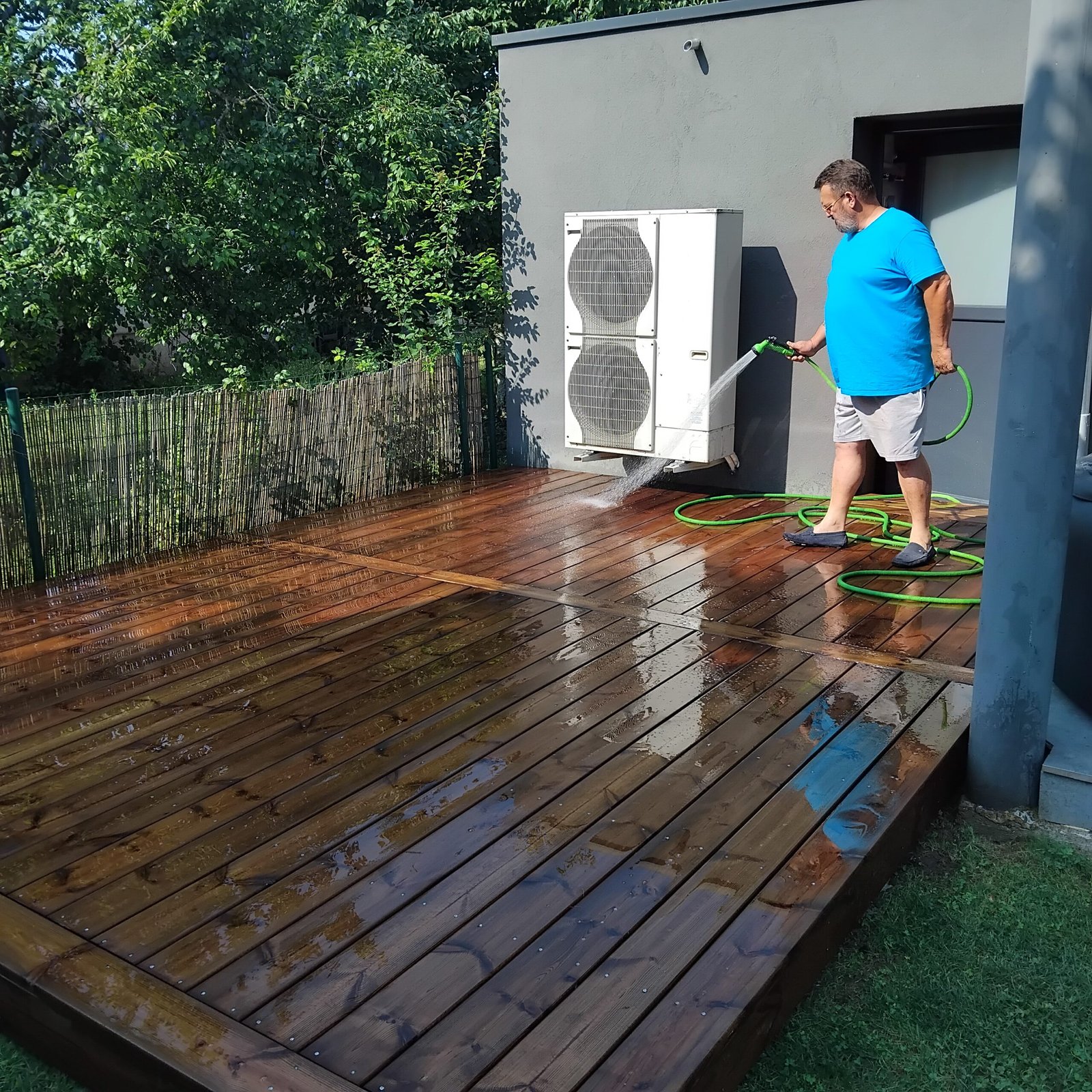 Débroussaillage et entretien de jardin : brouette pleine de végétaux après une séance de nettoyage de terrain.