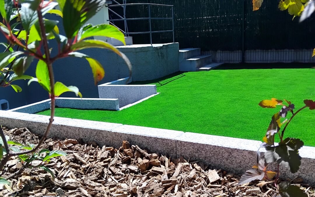 Palissades en granit et gazon synthétique : coulisses d&rsquo;un jardin minéral