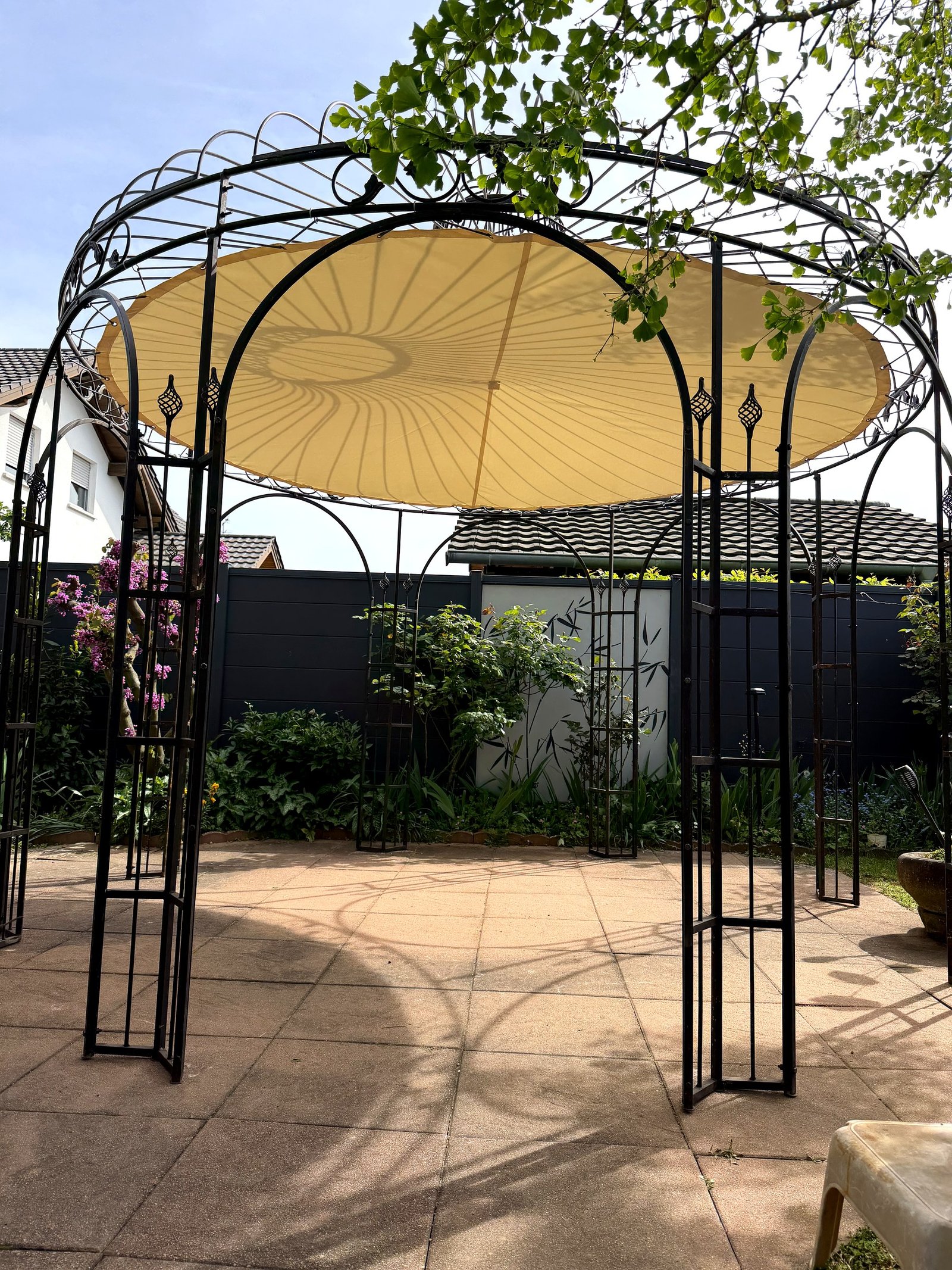 Gloriette en fer forgé sur une terrasse