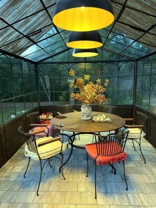 Interieur d une serre en fer forge, luminaires suspendus