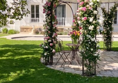 Une gloriette pensée pour dialoguer avec une maison de maître